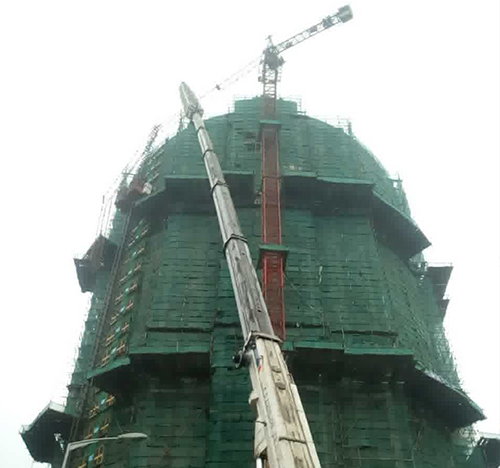 大悟吊车在工地上作业